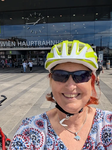 Doris Bürgel vor dem Hauptbahnhof Wien
